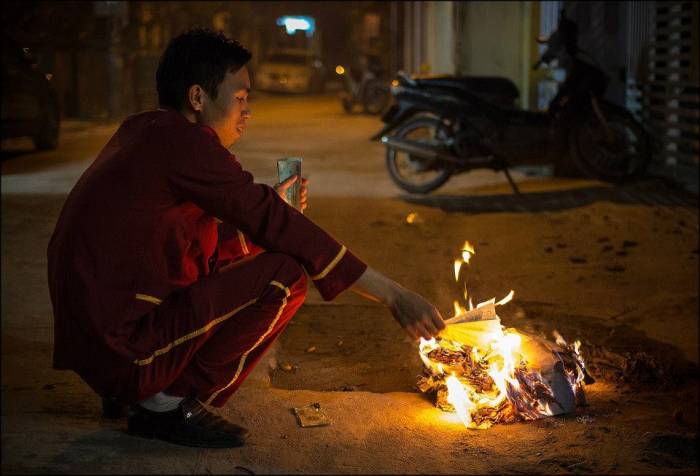 burning paper offerings for ancestors on New Year's Eve burning paper offerings for ancestors on New Year's Eve