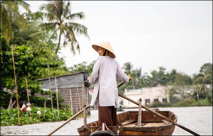 lady rower Mekong delta