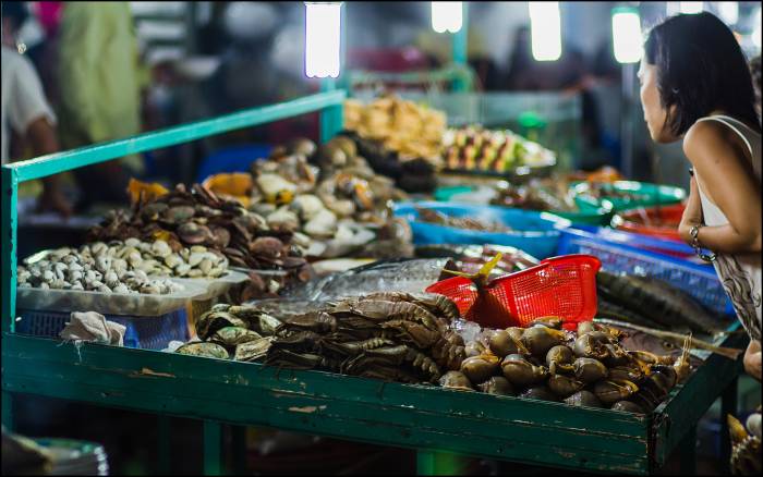 choosing dinner Phú Quốc island