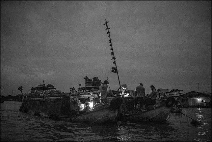 Mekong gets busy well before dawn Cai Rang floating market