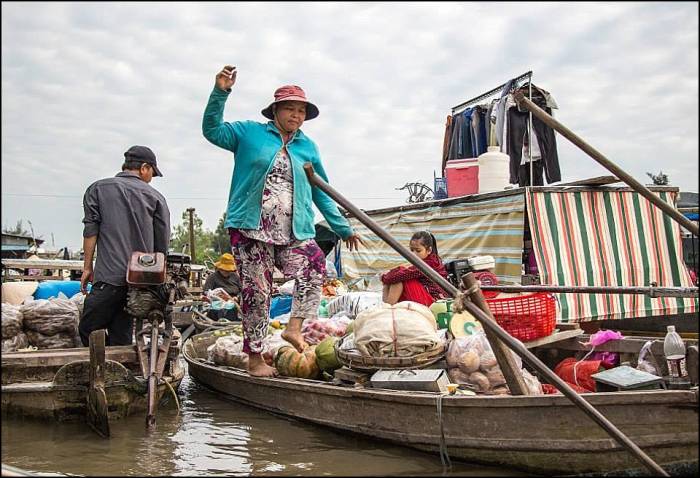 market acrobatics Cai Rang floating market