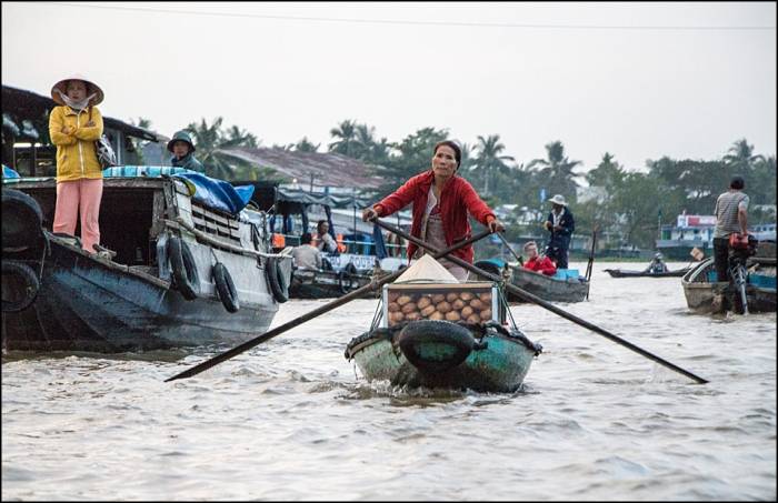 morning bread delivery Cai Rang floating market