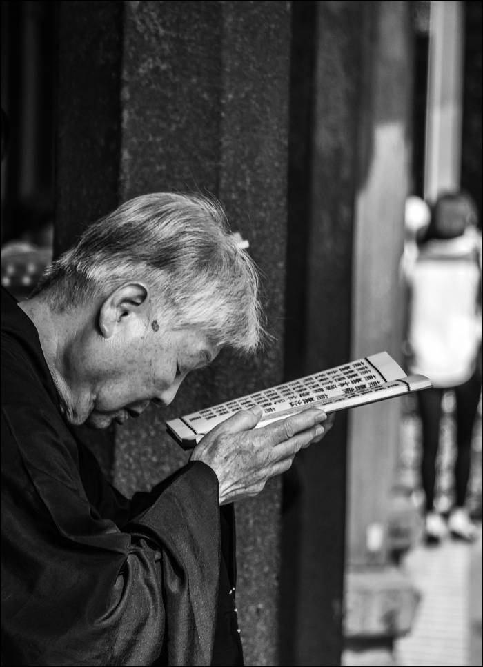 prayers at Longshan Temple prayers at Longshan Temple