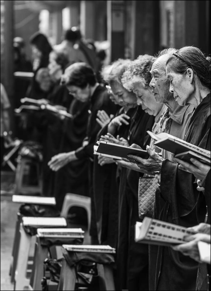 prayers at Longshan Temple prayers at Longshan Temple