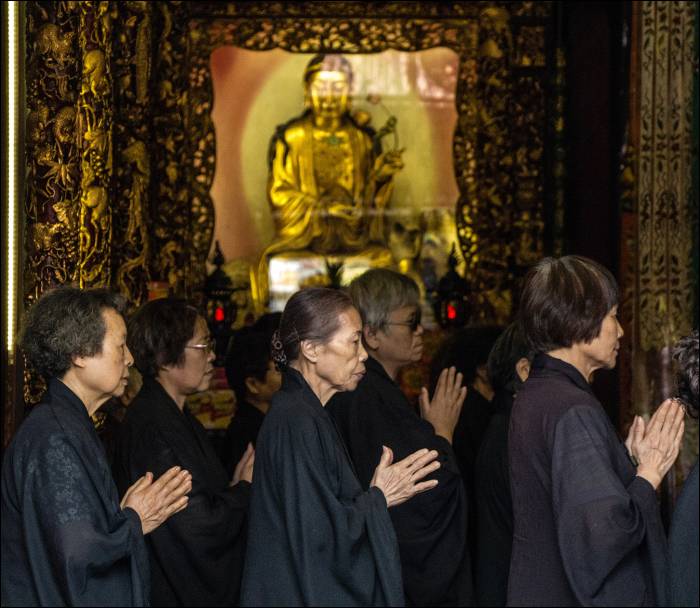 prayers at Longshan temple prayers at Longshan temple