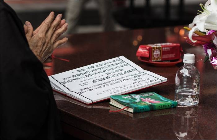 prayers at Longshan Temple prayers at Longshan Temple