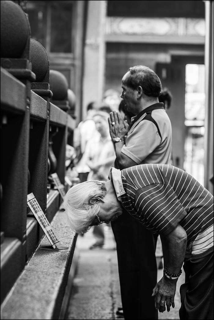 prayers at Longshan Temple prayers at Longshan Temple