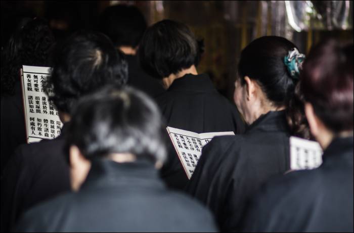 prayers at Longshan Temple prayers at Longshan Temple