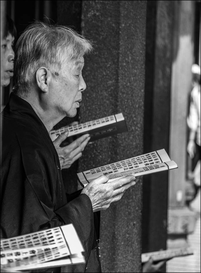 prayers at Longshan Temple prayers at Longshan Temple